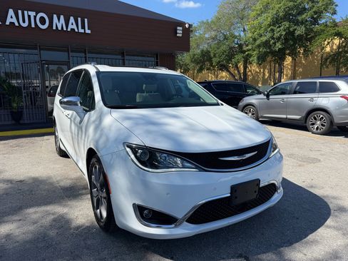 Used 2019 Chrysler Pacifica Limited w/ Tire & Wheel Group image 3