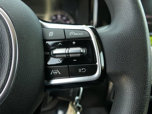 Used 2023 Kia Sorento LX FWD image 16