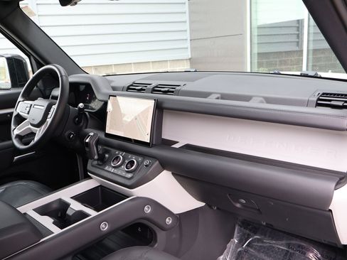 Certified 2025 Land Rover Defender 110 S AWD/4WD image 31