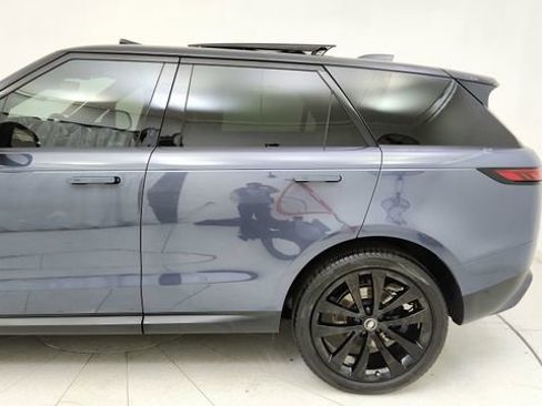 Used 2025 Land Rover Range Rover Sport SE image 11