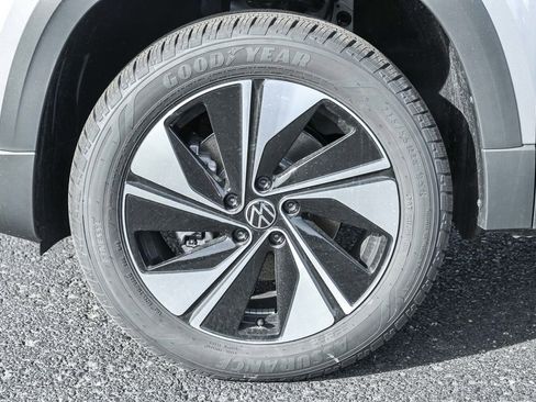 New 2025 Volkswagen Taos SE image 21