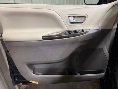 Used 2020 Toyota Sienna XLE FWD image 12