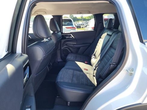 Used 2023 Mitsubishi Outlander SE image 21