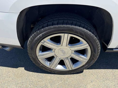 Used 2018 Cadillac Escalade ESV Premium Luxury AWD/4WD image 46