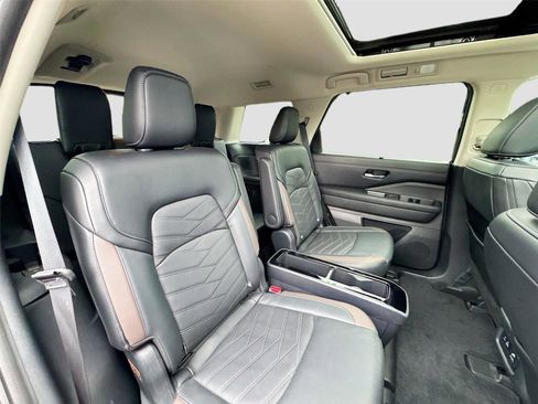 Used 2024 Nissan Pathfinder Platinum image 28