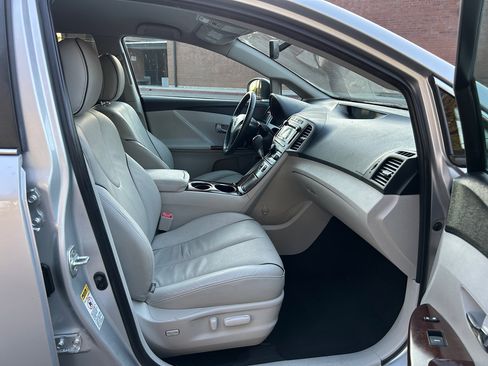 Used 2010 Toyota Venza image 12