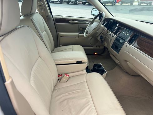 Used 2007 Lincoln Town Car Designer Series RWD image 13