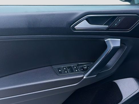 Used 2018 Volkswagen Tiguan SE FWD image 17