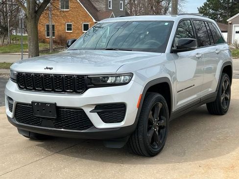 Used 2024 Jeep Grand Cherokee Altitude image 43
