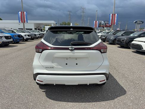Used 2022 Nissan Kicks S FWD image 6