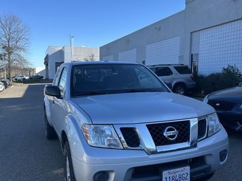 Used 2017 Nissan Frontier SV image 3