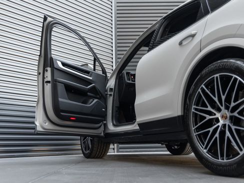 Certified 2025 Porsche Cayenne Coupe image 13