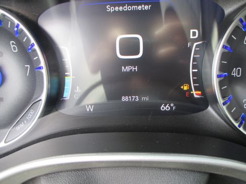 Used 2023 Chrysler Pacifica Touring-L FWD image 22