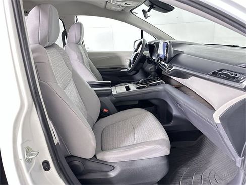 Used 2022 Toyota Sienna LE image 28