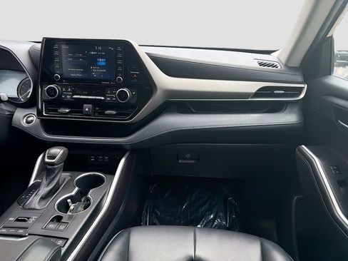 Used 2022 Toyota Highlander XLE AWD/4WD image 19