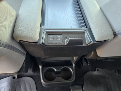 Used 2025 Toyota Sienna LE FWD image 24