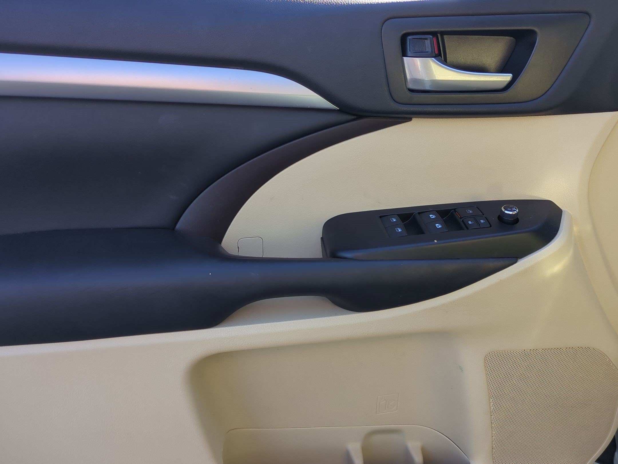 Used 2018 Toyota Highlander XLE AWD/4WD image 13