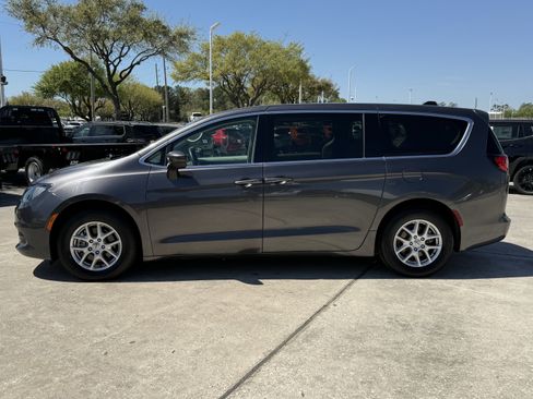 Used 2023 Chrysler Voyager LX image 8