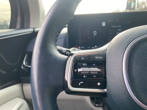 Used 2025 Kia Carnival SX Prestige image 32