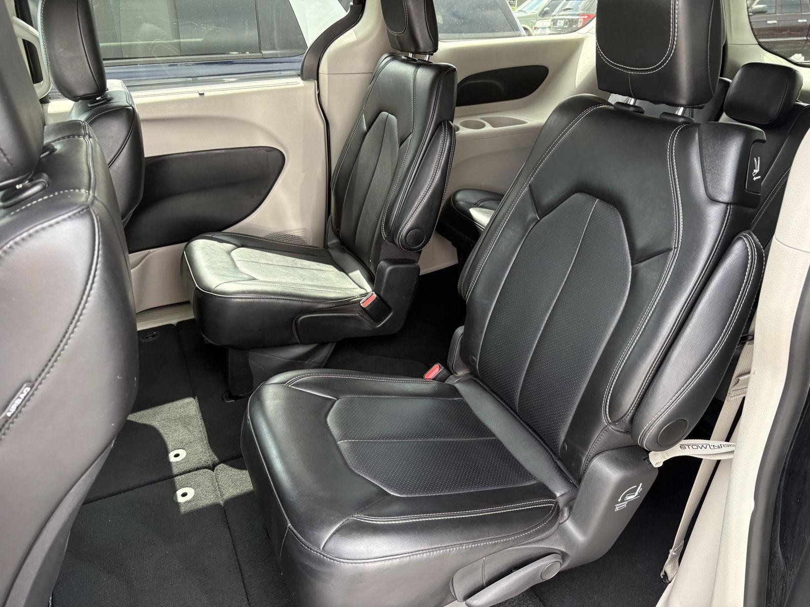 Used 2024 Chrysler Pacifica Touring-L FWD image 16