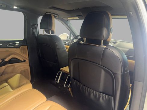 Used 2018 Porsche Cayenne w/ Premium Package image 24