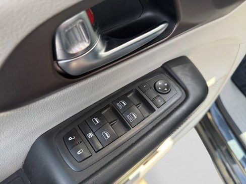 Used 2022 Chrysler Voyager LX image 8