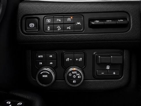 Used 2023 GMC Yukon Denali w/ Advanced Technology Package AWD/4WD image 45