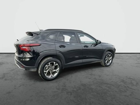 Used 2025 Chevrolet Trax LT image 8