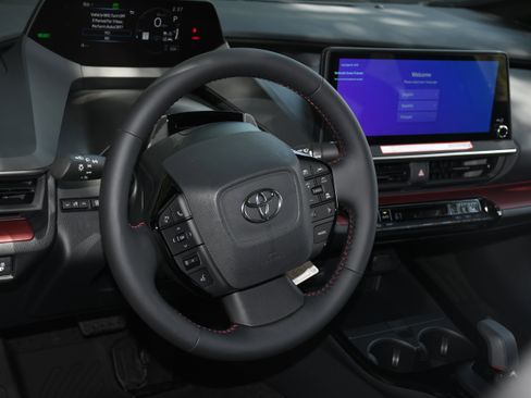 New 2025 Toyota Prius Plug-In Hybrid image 4