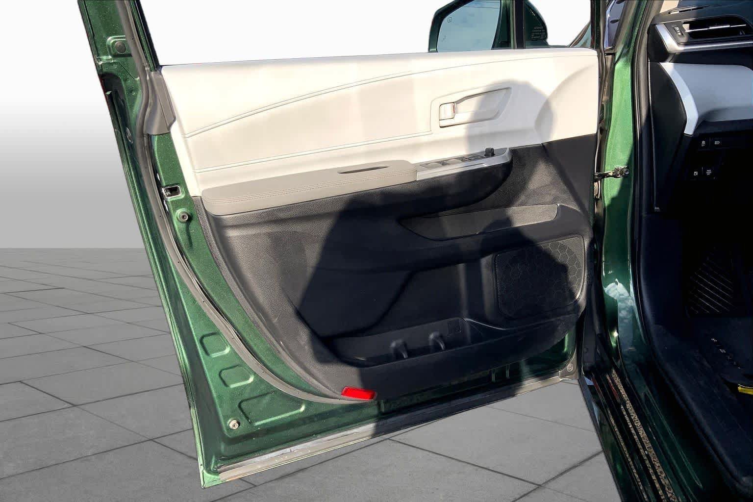 Certified 2025 Toyota Sienna LE w/ LE Plus Package FWD image 22