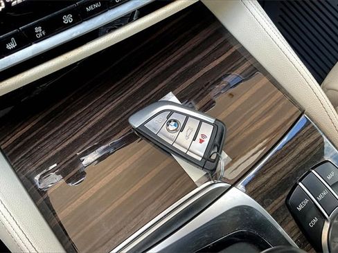 Used 2021 BMW 530e w/ M Sport Package image 12