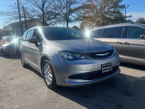 Used 2017 Chrysler Pacifica Touring image 2