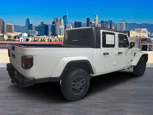 Used 2024 Jeep Gladiator Sport image 4