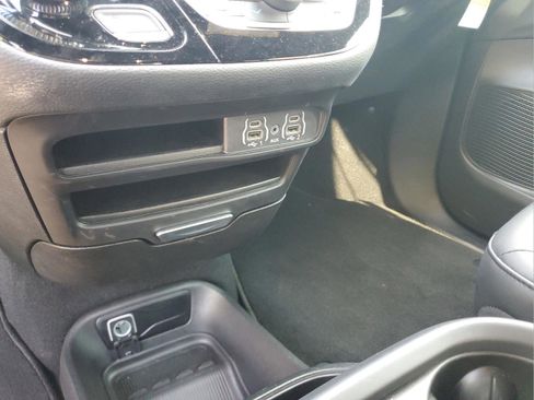 Used 2025 Chrysler Pacifica Select FWD image 19