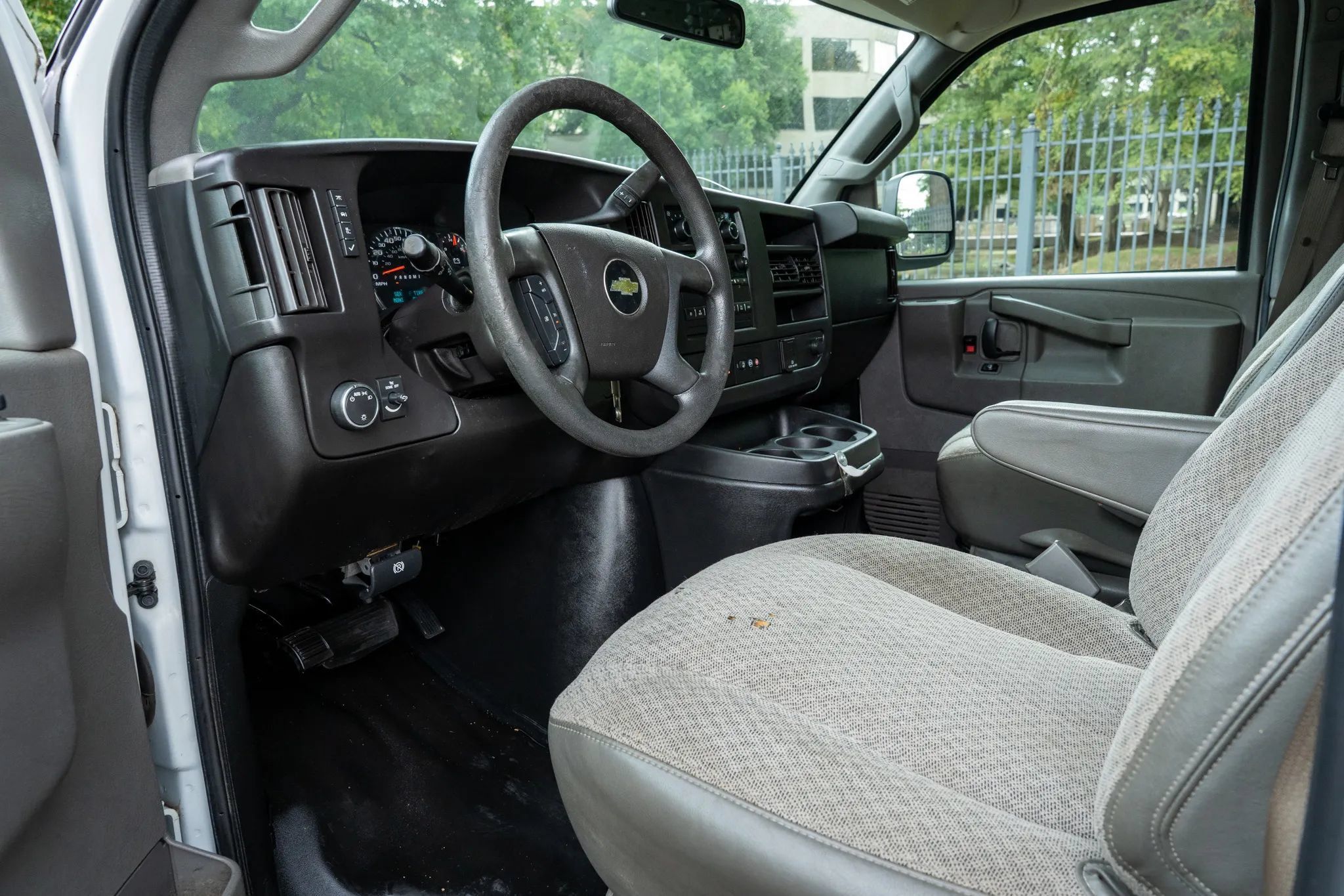 Used 2018 Chevrolet Express 2500 w/ Driver Convenience Package RWD image 10