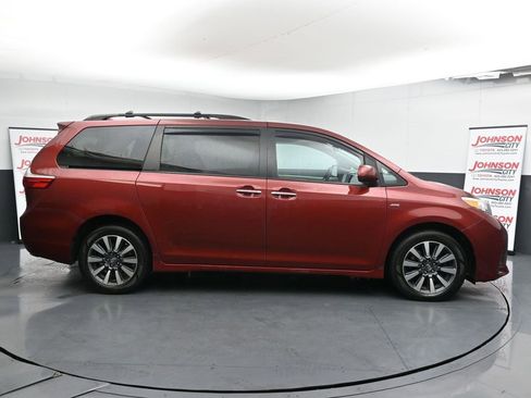 Used 2018 Toyota Sienna XLE image 9