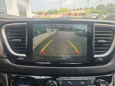Used 2025 Chrysler Pacifica Select FWD image 18