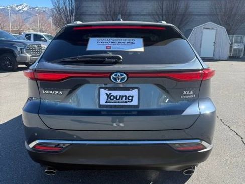 Used 2022 Toyota Venza XLE image 3