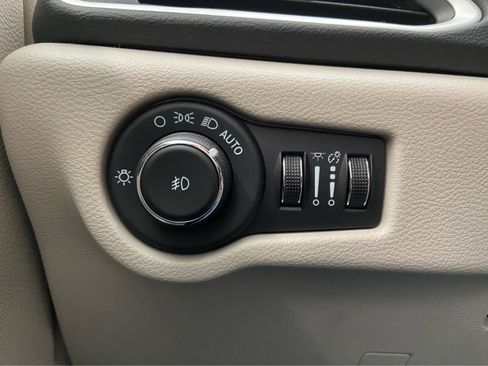 Used 2024 Chrysler Pacifica Touring-L FWD image 38