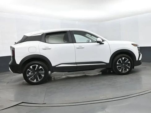 Used 2025 Nissan Kicks SV AWD/4WD image 4