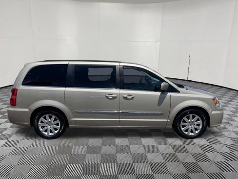 Used 2014 Chrysler Town & Country Touring FWD image 4