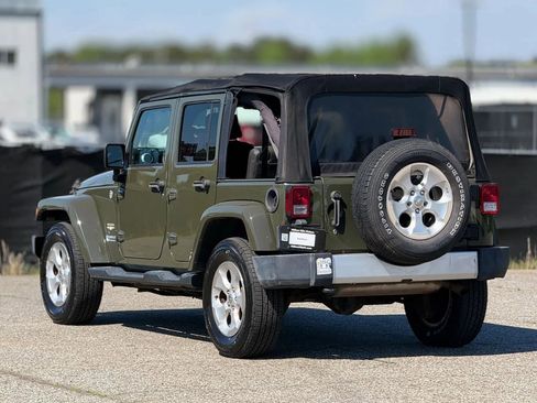 Used 2015 Jeep Wrangler Unlimited Sahara w/ Connectivity Group AWD/4WD image 10