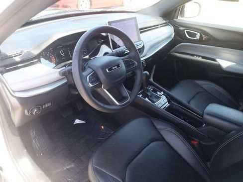 Used 2025 Jeep Compass Limited AWD/4WD image 9