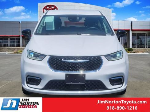 Used 2024 Chrysler Pacifica Touring-L FWD image 2