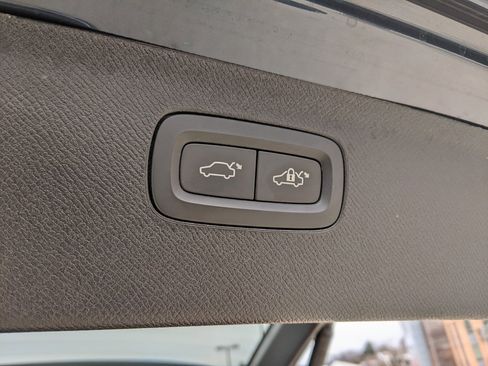 Certified 2025 Volvo XC90 T8 Plus w/ Protection Package Premier image 29