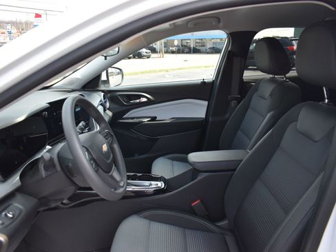 Used 2025 Chevrolet Trax LT image 16