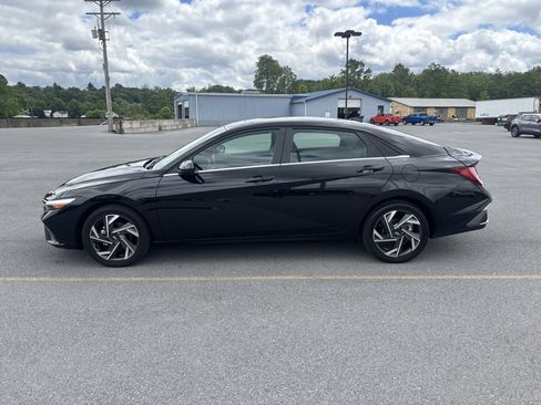 Used 2025 Hyundai Elantra SEL FWD image 12