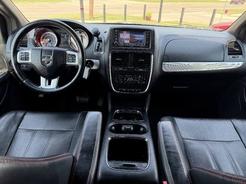 Used 2011 Dodge Grand Caravan R/T w/ Entertainment Group 1 FWD image 9