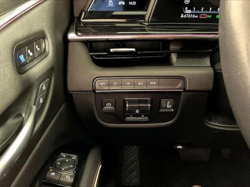 Used 2022 Cadillac Escalade ESV Sport AWD/4WD image 15