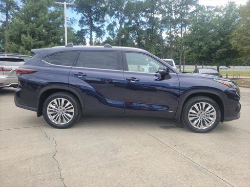 Certified 2026 Toyota Highlander Platinum AWD/4WD image 8